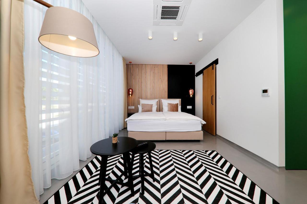 Whiterooms 12 Zara Esterno foto